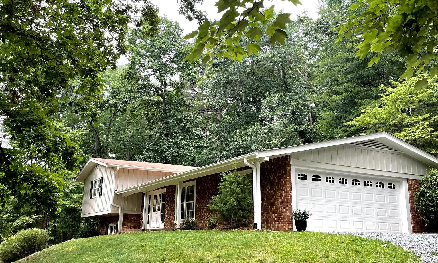 2117 N Lakeshore Dr — Photo 2
