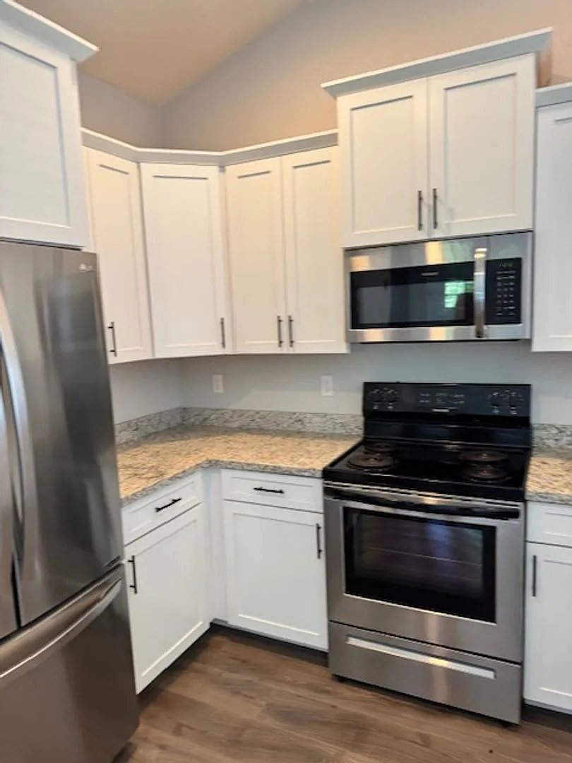 Single Level 3 Bedroom/ Upgrades W/ Easy Maintenance — Photo 3