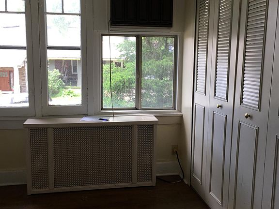 Entry way with abundant size coat closet