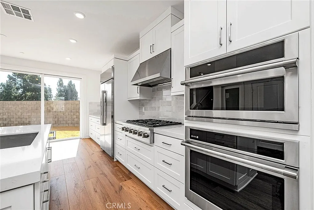 3 bed, 2.5 bath, 2011 sqft, $6,000 — Photo 2