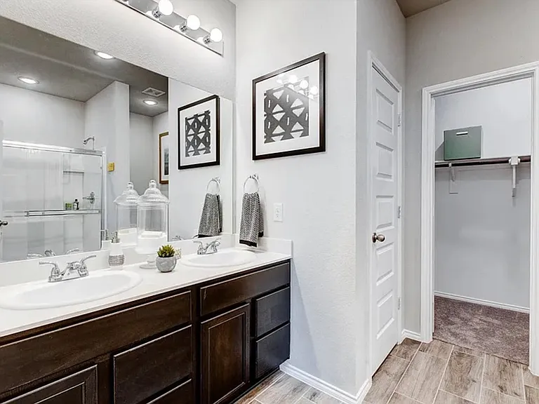 921 Ravenwood Ln — Photo 6