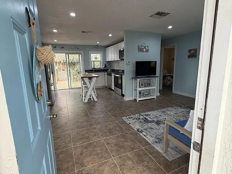 6814 Driftwood Dr — Photo 3