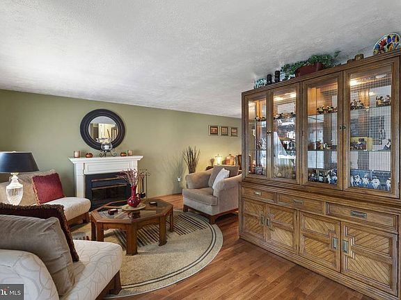 3rd image of 4105 Hanwell Rd