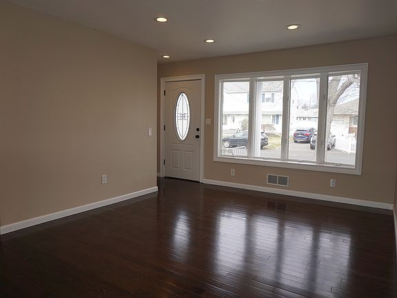 4th image of 1036 N Clinton Ave