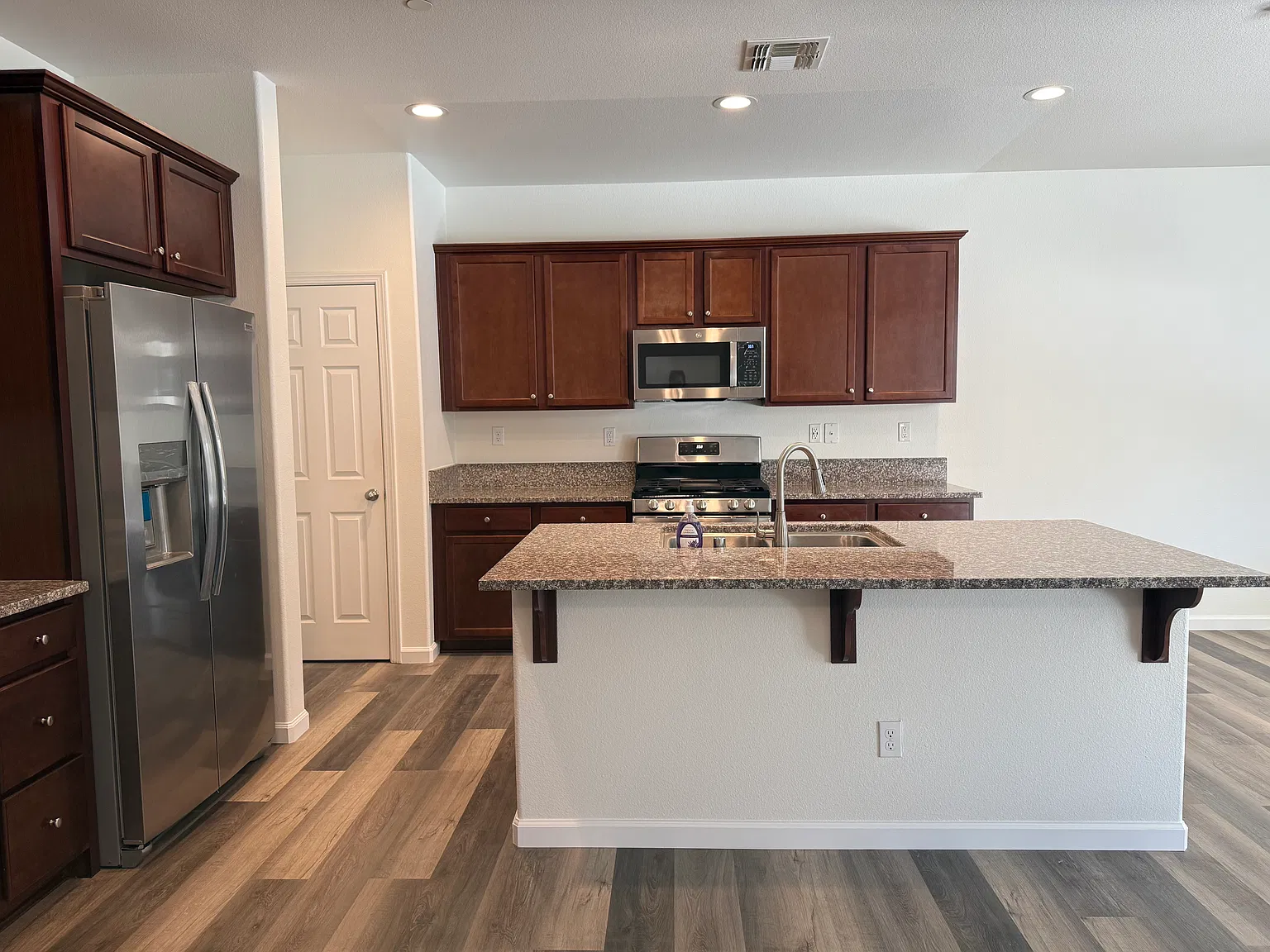 104 Corona Dr — Photo 4