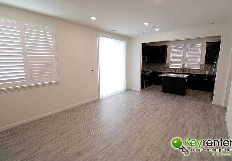 1061 Chapelhill Ln — Photo 5