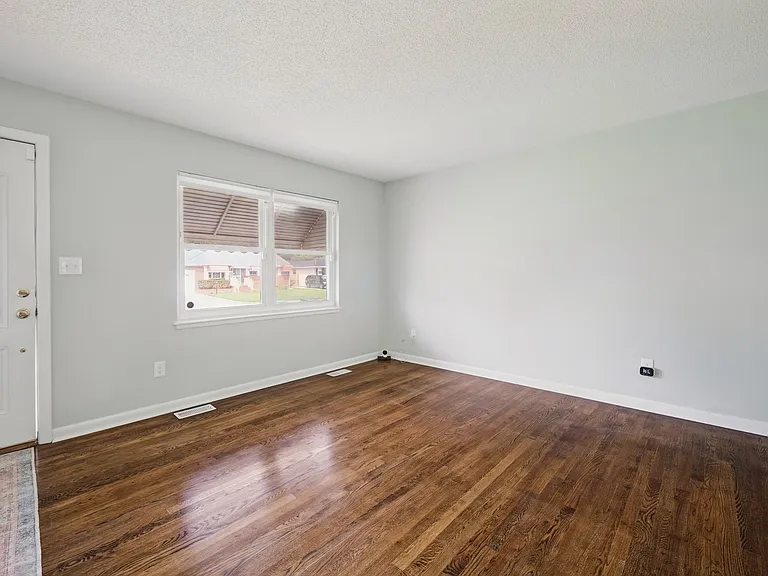 220 Manchester Dr — Photo 7