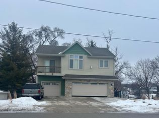 460/460A Cottonwood Ave, Hartland, WI 53029