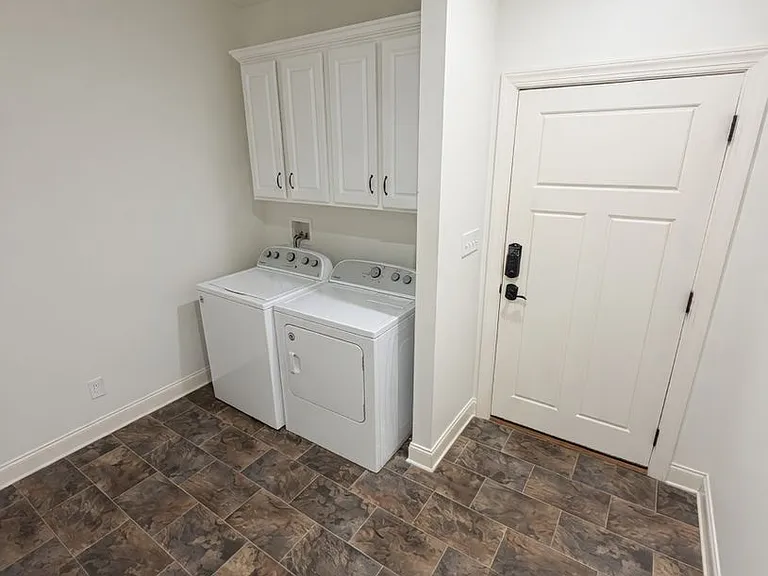 211 Meridian St — Photo 15