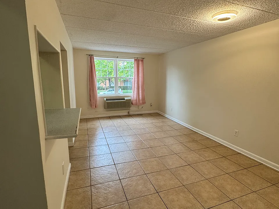 999 Forest Ave #1B