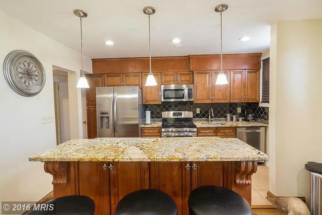 3 bed, 1300 sqft, $3,000 — Photo 2