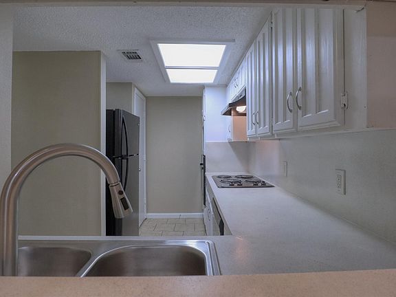 4th image of 413 Lakeway Dr APT 3