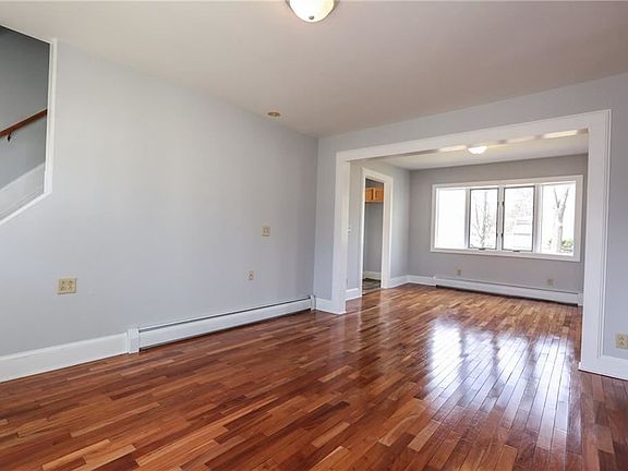 3rd image of 391 Gibson St