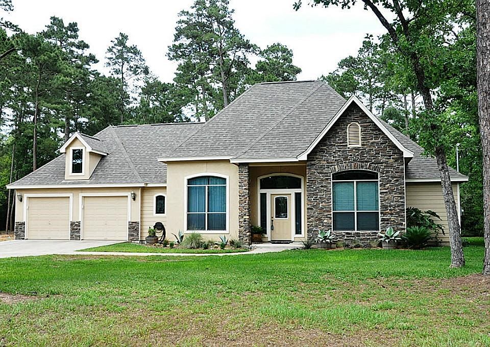 Custom built home located on little over an acre of land. Centrally located on the lot.