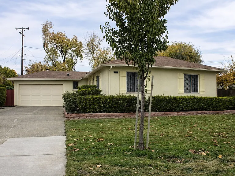 213 Duncan Ave — Photo 1