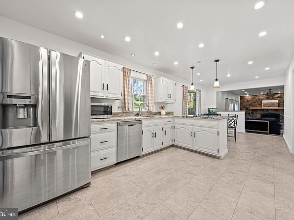 3rd image of 3804 Ivanhoe Ln