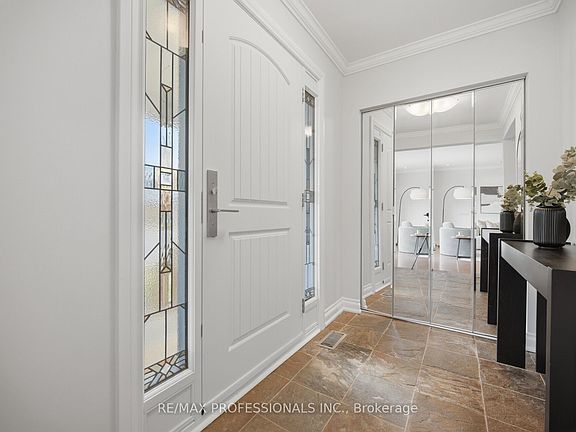 3rd image of 2 Thicket Rd