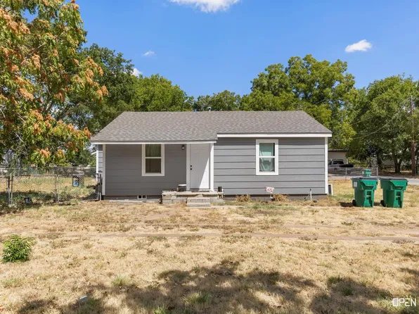 715 E College St, Burkburnett, TX 76354