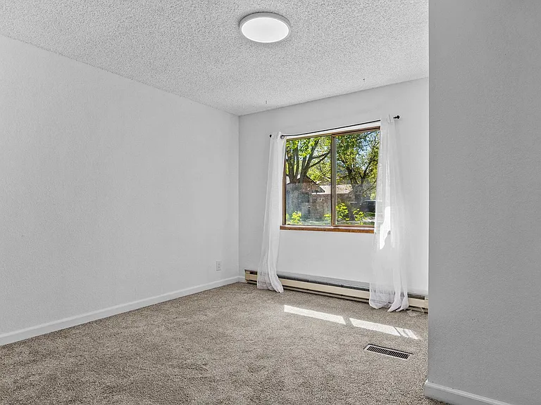 1108 Parkwood Ln — Photo 16