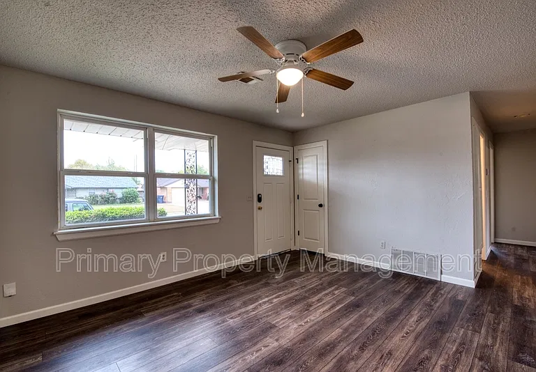2828 SW 83rd St — Photo 5