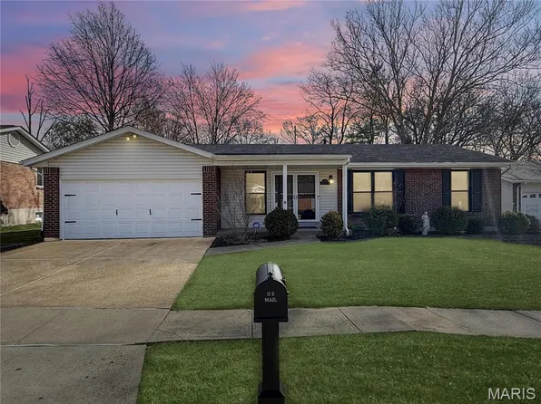 5494 Fireleaf Dr, Saint Louis, MO 63129