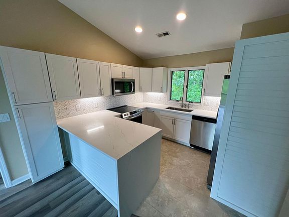 Kitchen gutted and brand new in '24