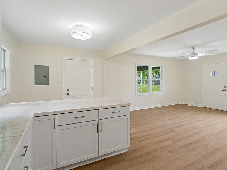 1009 Sylvia Cir — Photo 4