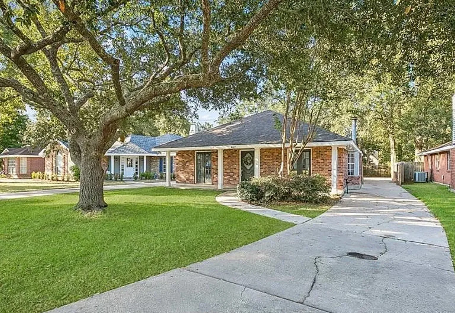 Beautiful Updated 3 bed 2 bath home immediately available- Pet Friendly — Photo 1