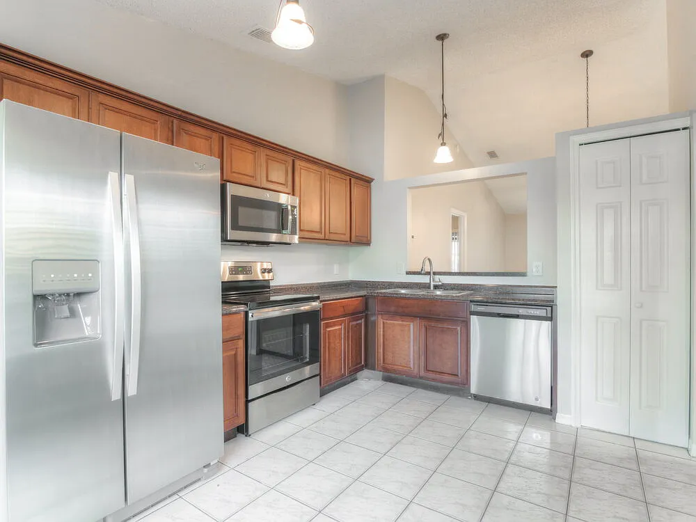 3 bed, 2.0 bath, 1208 sqft, $2,100 — Photo 4