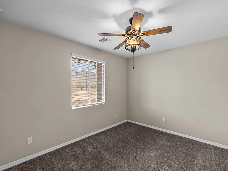 16001 N Columbus Blvd — Photo 34