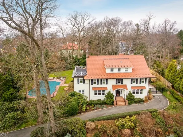 14 Essex Rd, Summit City, NJ 07901