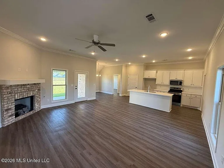 571 Patrick Farms Dr — Photo 4