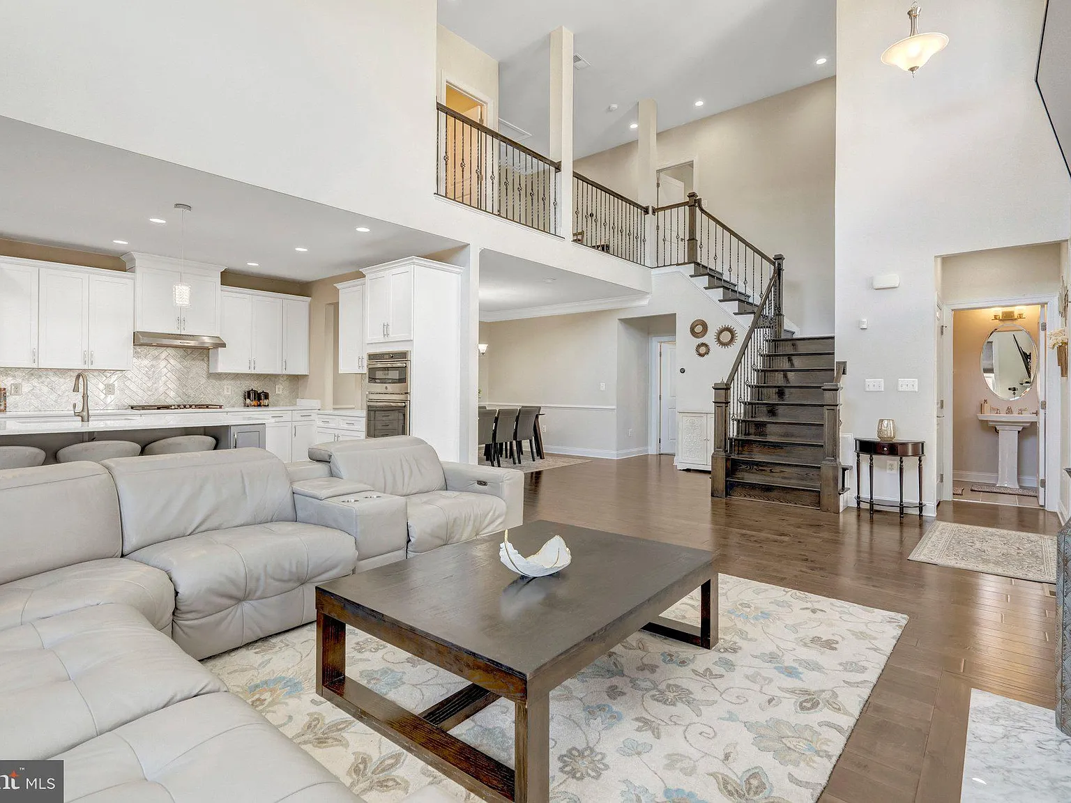 4 bed, 4.5 bath, 3818 sqft, $4,300 — Photo 3