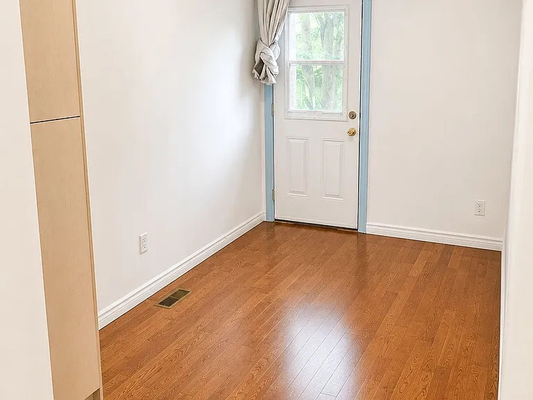 562 Bathurst St — Photo 4