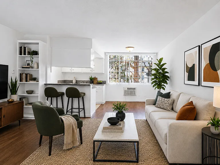 400 S Harvard Blvd — Photo 11