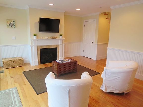 Living room with Flat Screen TV, WIFI and central air!