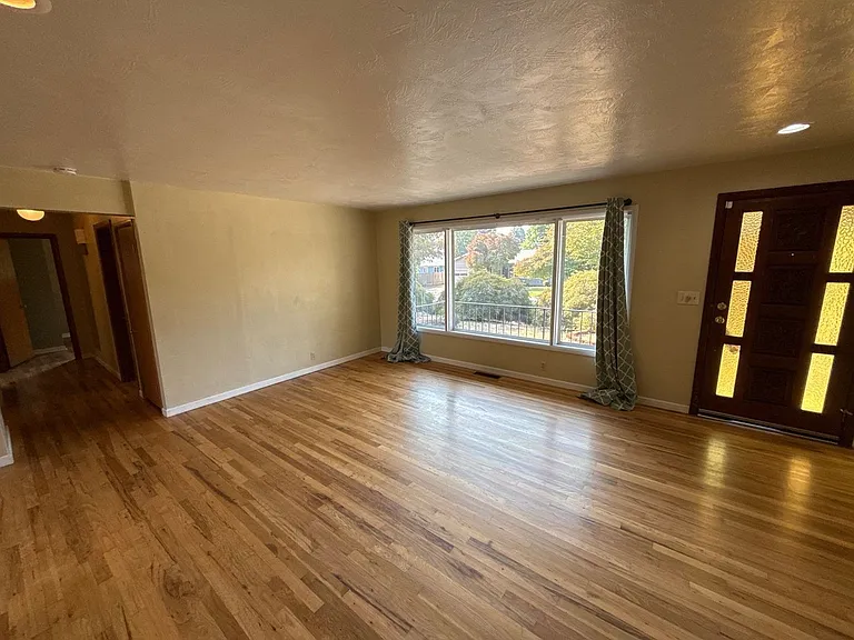 1043 Garlock St S — Photo 2