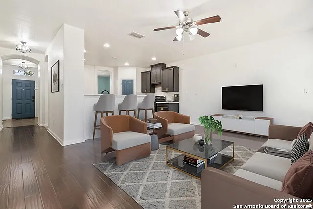 4 bed, 2.5 bath, 2456 sqft, $2,100 — Photo 2