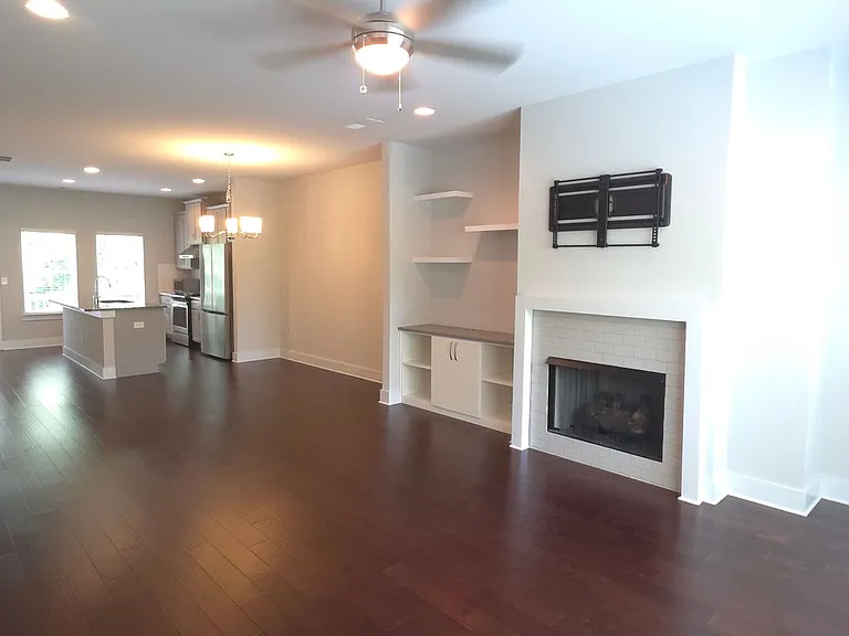 3801 Oxford Cir — Photo 2