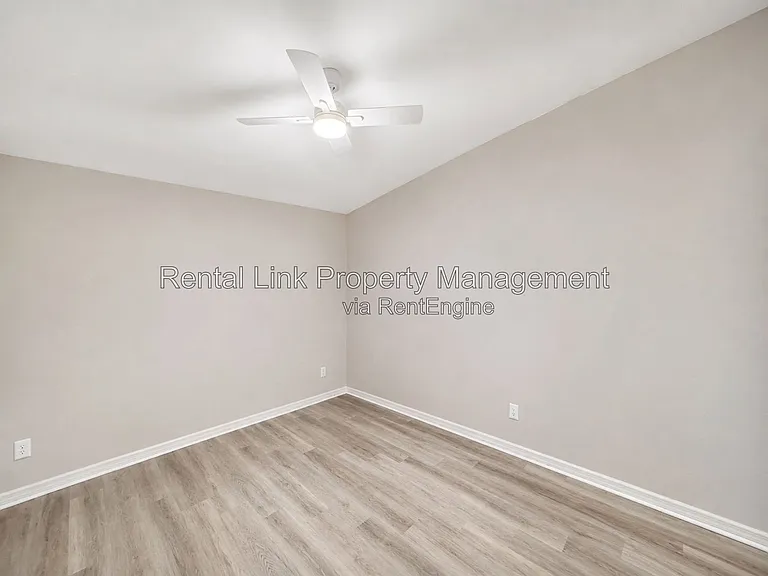 320 SW 3rd Pl #4 — Photo 16