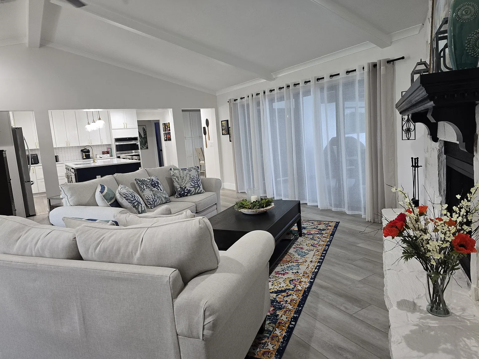 3 bed, 2.5 bath, 2641 sqft, $8,000 — Photo 3