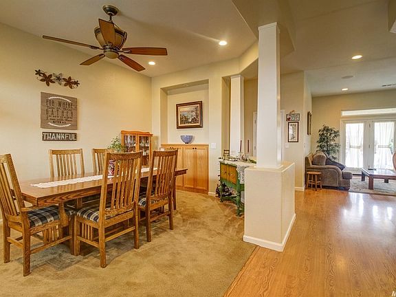 Formal living room, which can be used as a dining room