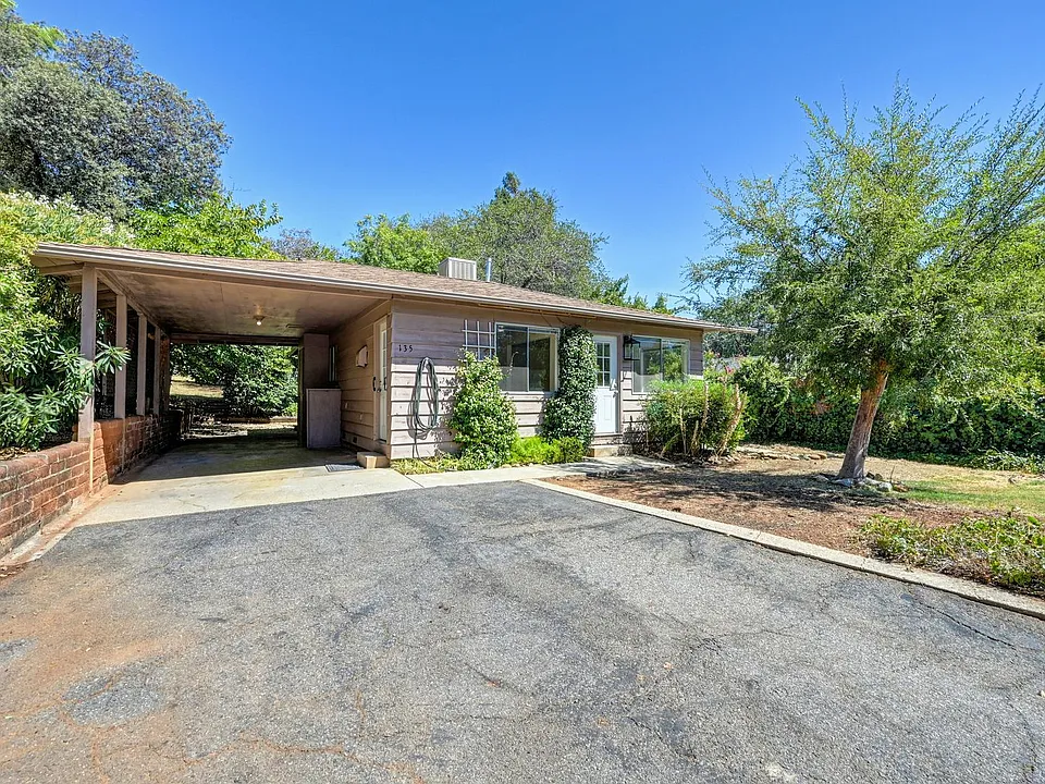135 Hyatt Ln