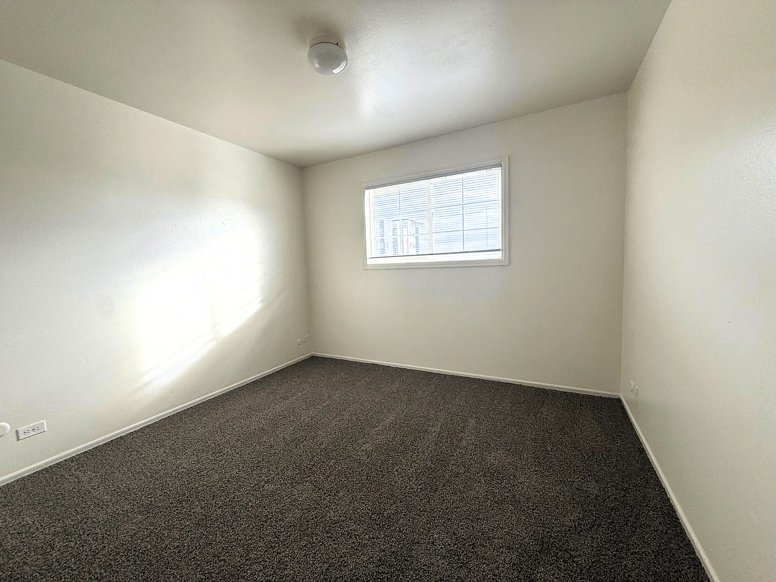 Townview Plaza Apartments — Photo 2