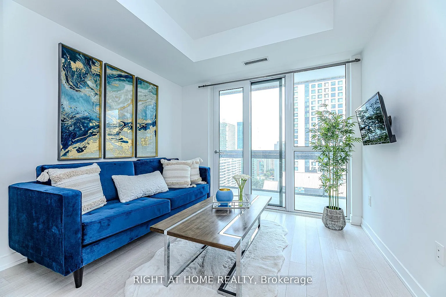 39 Roehampton Ave #1301 photo 1