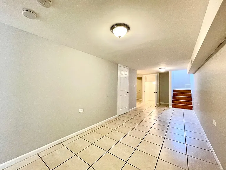 1644 N California Ave — Photo 25