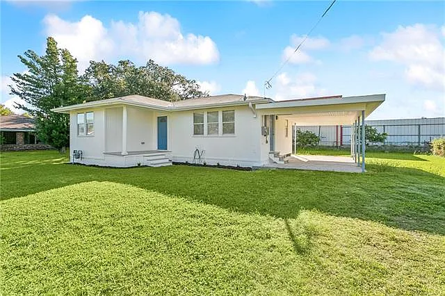 3 bed, 1.5 bath, 872 sqft, $1,850 — Photo 1