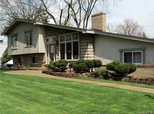28575 Southpointe Rd, Grosse Ile, MI 48138