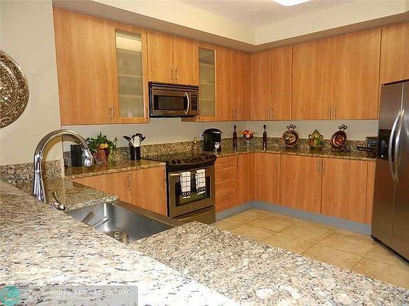 4th image of 2609 NE 14th Ave APT 306