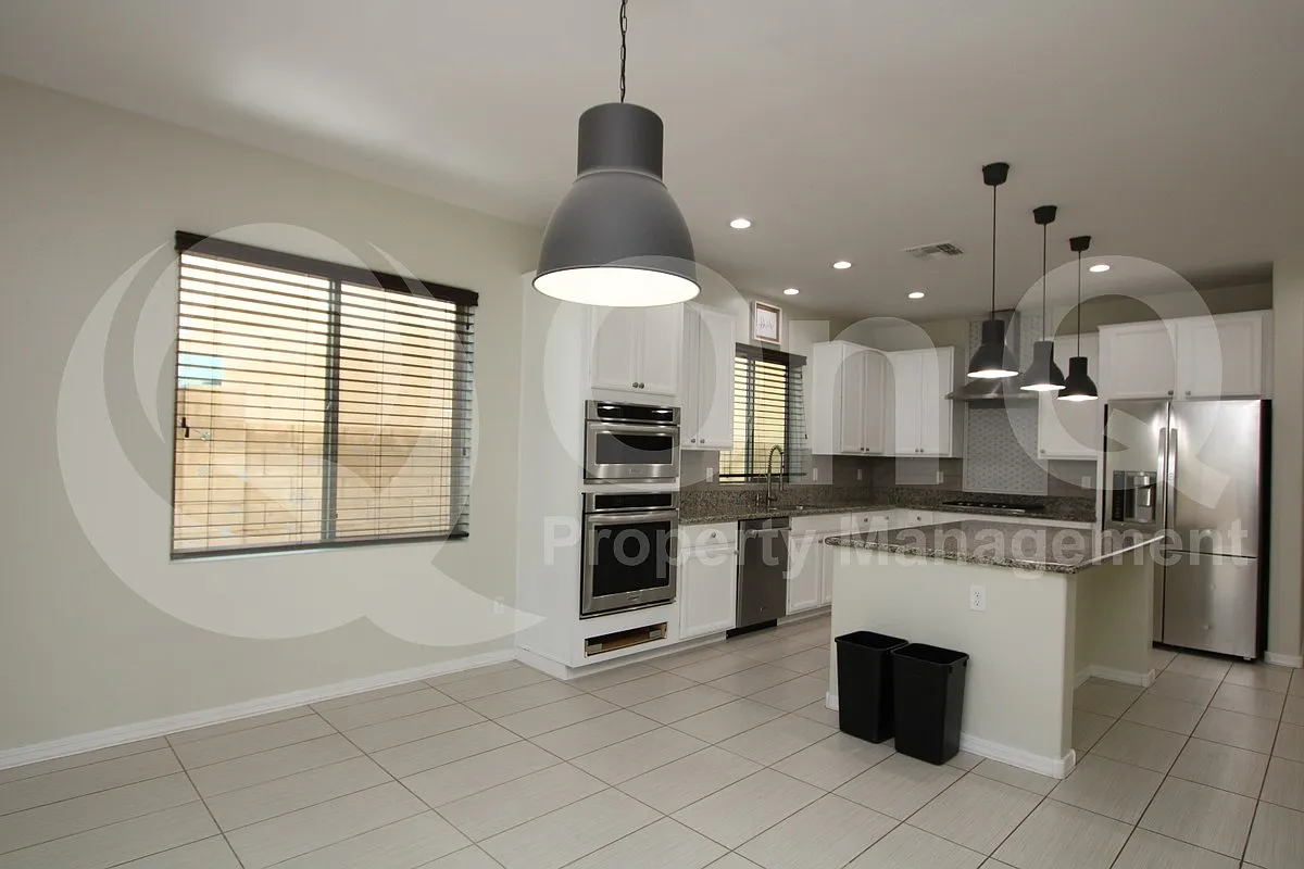 5 bed, 3.0 bath, 2780 sqft, $2,999 — Photo 2